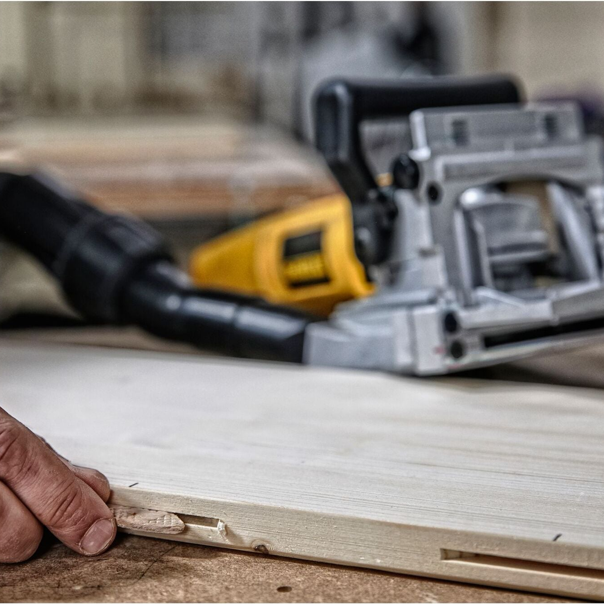 Fresatrice Dewalt DW682K-QS 600W